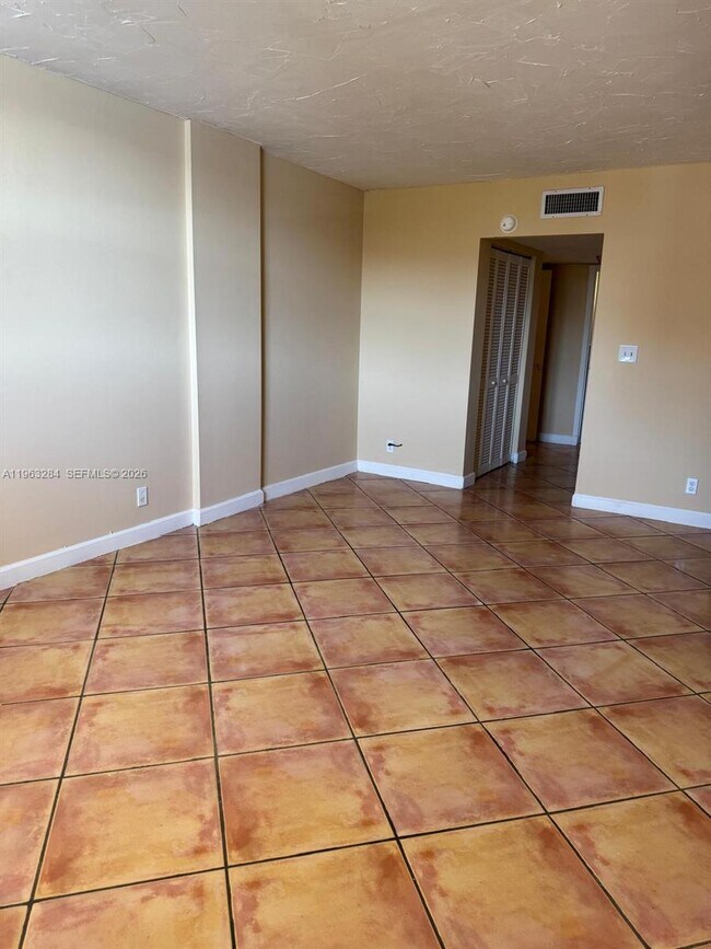 Building Photo - 1900 Diana Dr