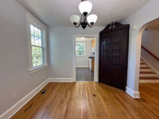 Building Photo - Charming Home!