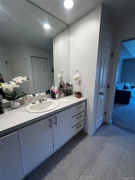 Building Photo - 6 Kara Ct