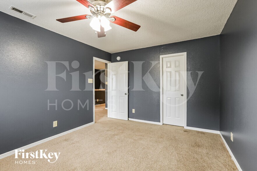 Building Photo - 10735 Cyrus Dr