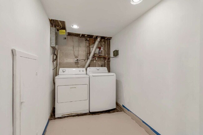 Building Photo - AVAILABLE NOW - Charming Sugar House Bungalow