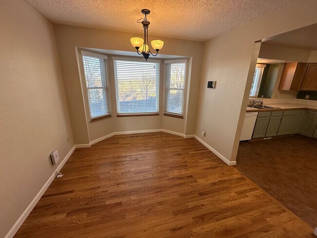 Building Photo - 4 Bed 4 Bath in Constitution Hills!!