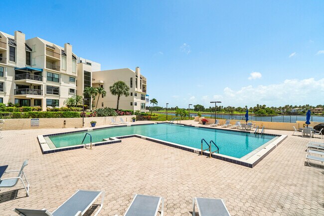 Building Photo - 374 Golfview Rd