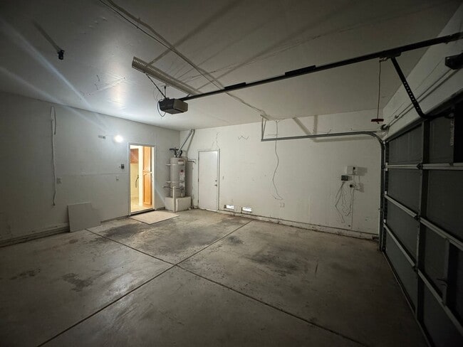 Building Photo - Spacious 2 Story Near Trails & Rose Park