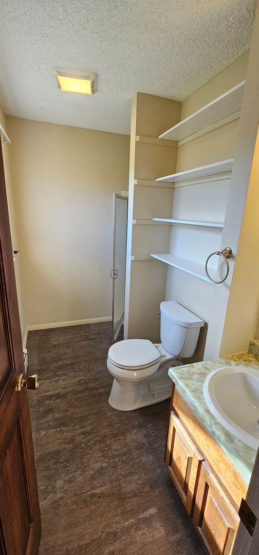 Building Photo - Newly Renovated 3Bed/2Bath Home Now Availa...