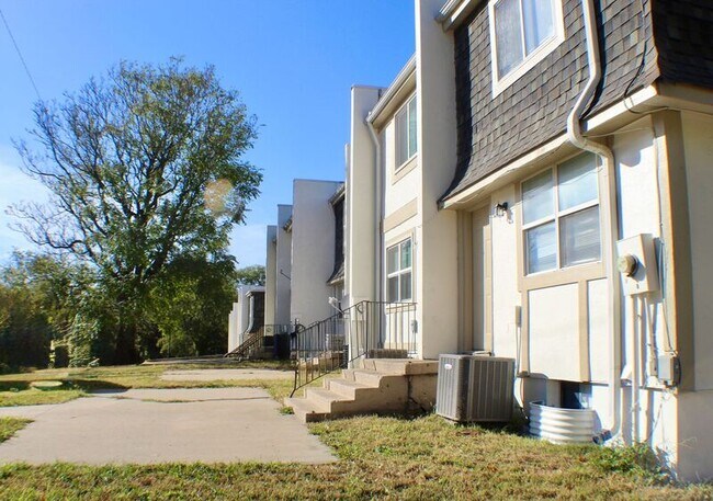 Building Photo - 2609 Delavan Ave