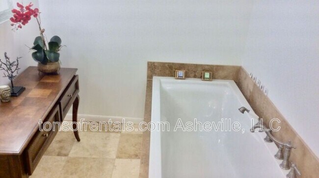 Building Photo - 4 Coma Lk Ln