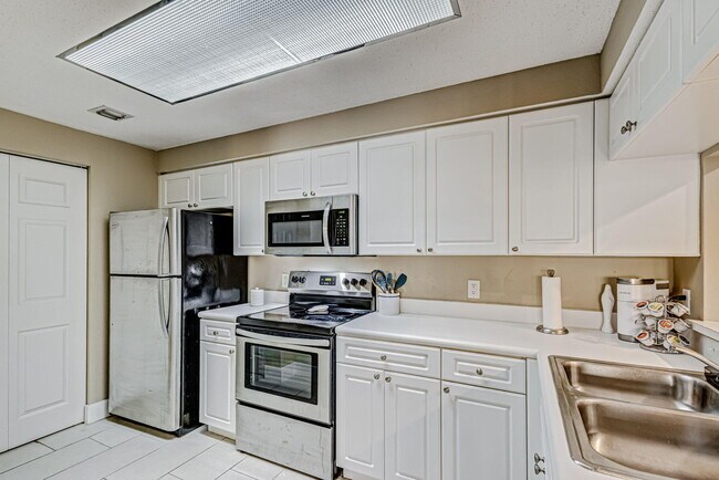 Building Photo - 3019 Alcazar Pl