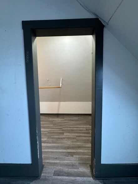 Building Photo - 100 W King St