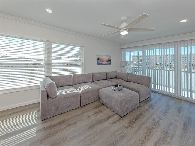 Building Photo - 1400 Tarpon Center Dr