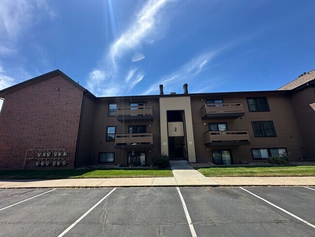 Building Photo - Location! Location! 2-bed 2-bath condo ove...