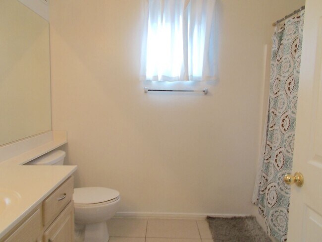 Building Photo - Beautifully Maintained Fully Furnished Hom...