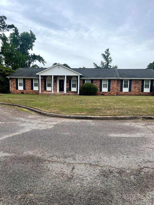 Building Photo - Charming Ranch Home National Hills and close to Hospitals and Colleges