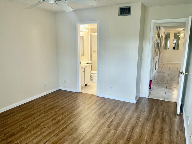 Building Photo - 536 Shady Pine Way