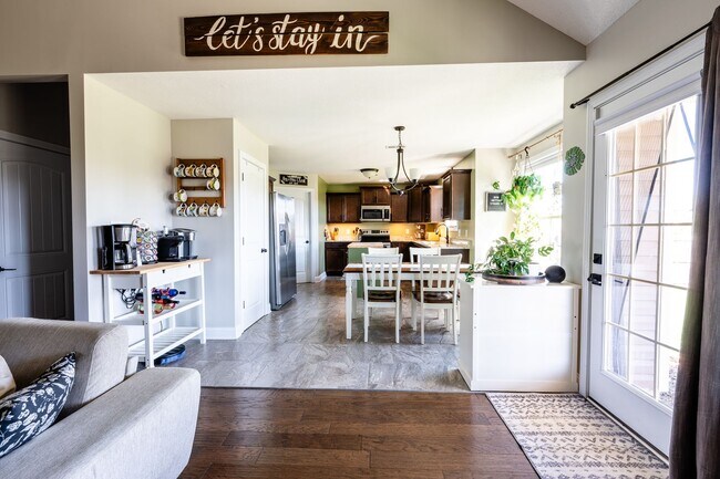 Building Photo - Pet Friendly Three Bedroom!