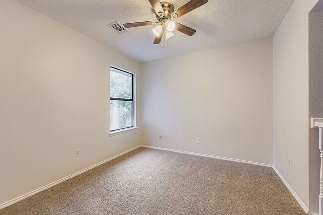 Building Photo - 325 Leisure Ln