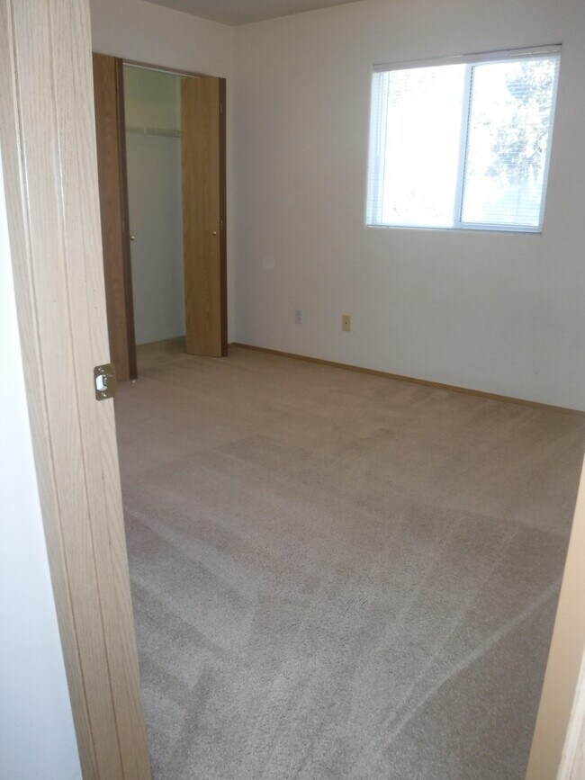 Building Photo - NE Bend 2 Bed/2.5 Bath Near St. Charles - ...