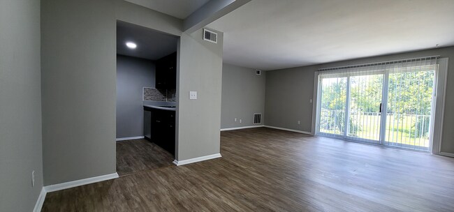 Building Photo - Spacious top floor  2 bedroom 1 bath Apart...