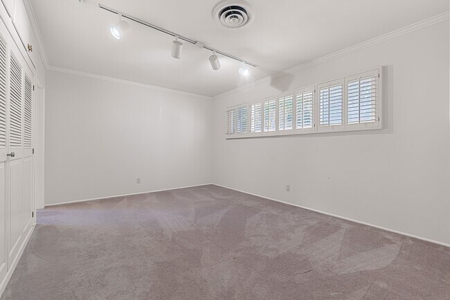 Building Photo - 4020 Vía Picaposte