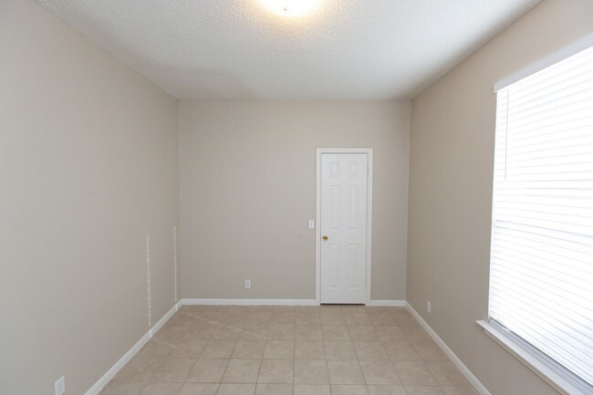 Building Photo - 1628 War Horse Ln