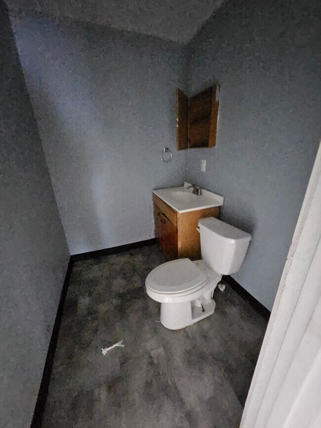 Building Photo - 4 bedroom single family home