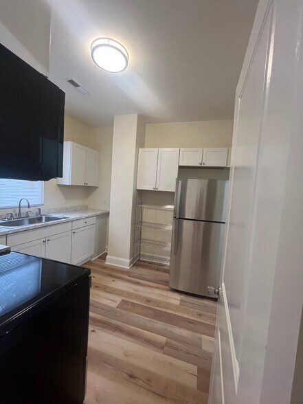 Kitchen - 405 Maplewood Ave NE