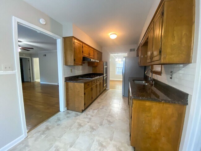 Building Photo - 5 bed, 2 bath home in East Memphis near Qu...