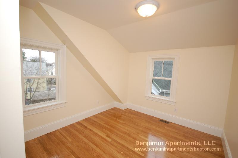 Building Photo - 86 Linden St