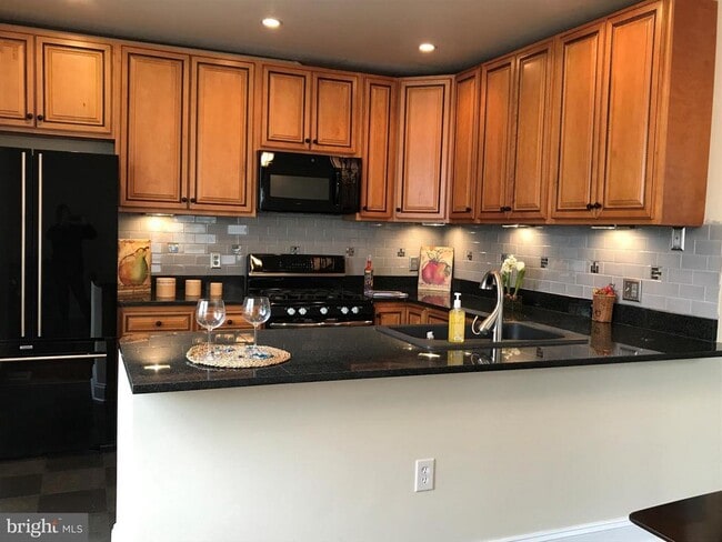 Building Photo - 2022 S Glebe Rd