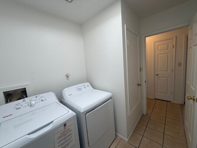 Building Photo - 4520 Rockaway Loop NE