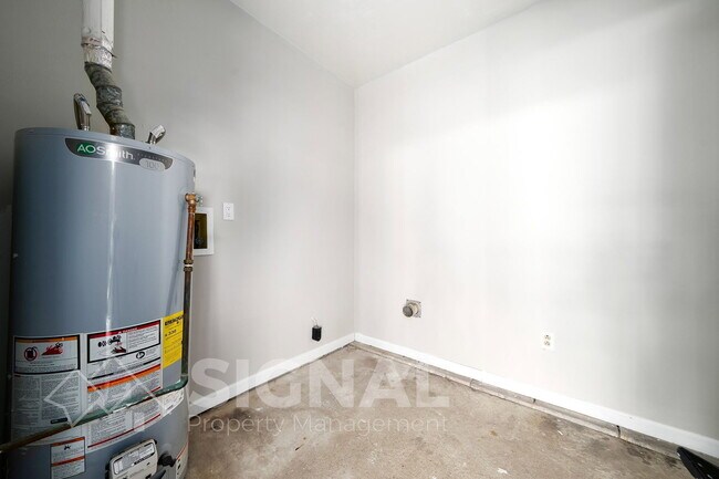 Building Photo - 1827 Huntington Dr