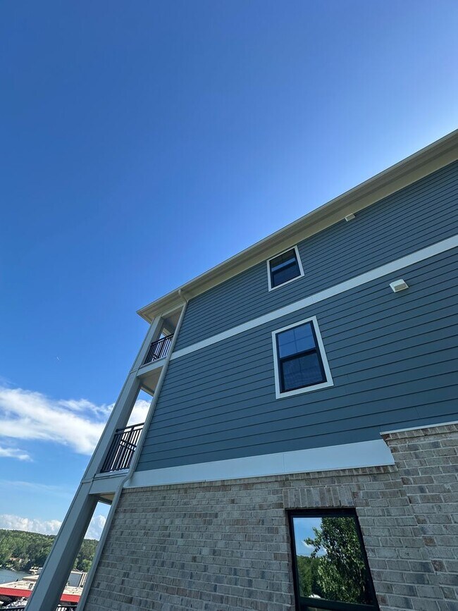 Building Photo - Lakefront living in Sherril's Ford