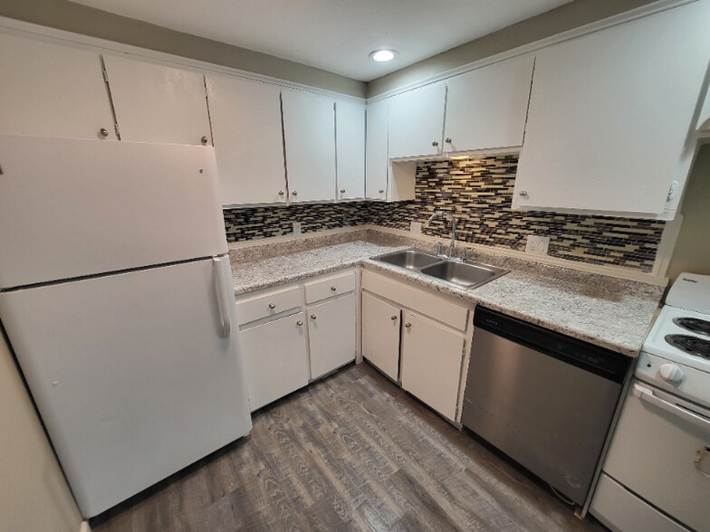 Building Photo - 734 N Country Acres Ave