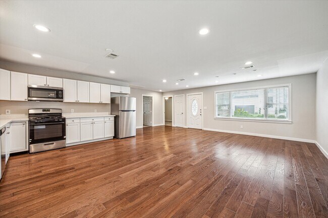 Building Photo - 2006 Du Barry Ln