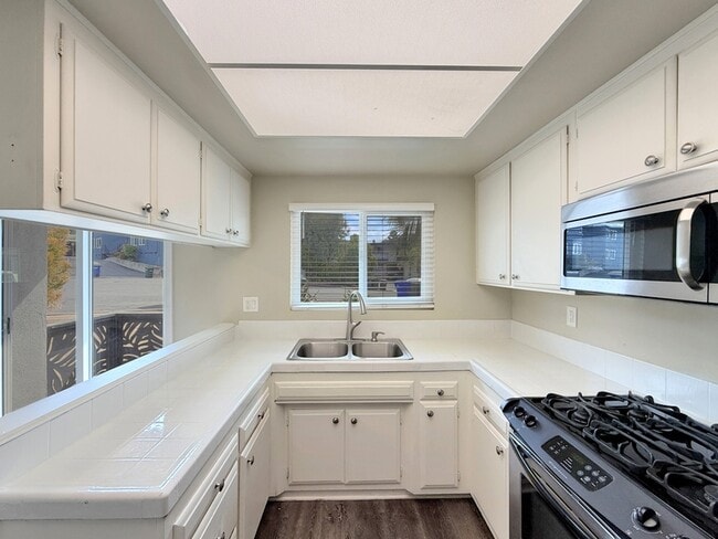 Building Photo - 825 Normark Terrace