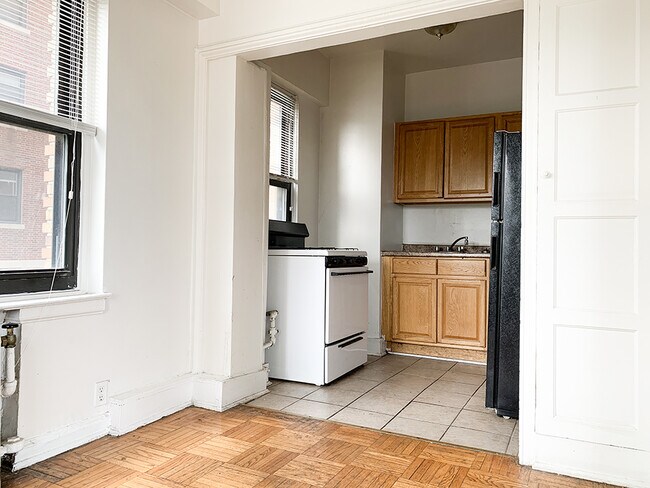 Building Photo - 8925 E Jefferson Ave