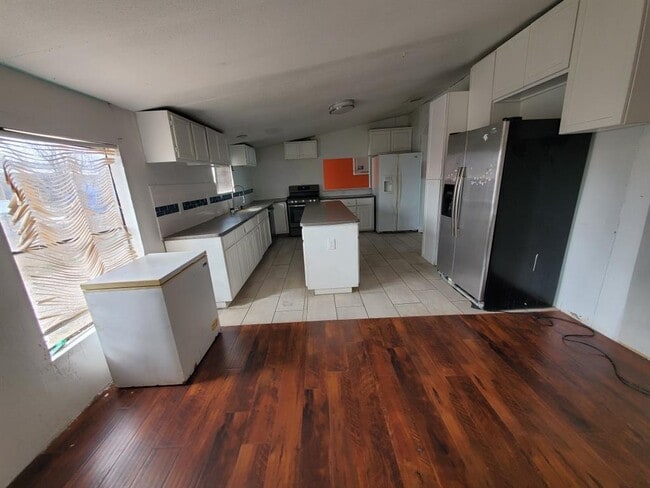 Building Photo - 15107 Pearce Ln