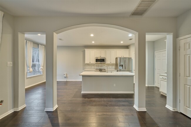 Building Photo - 87 Benedict Canyon Loop