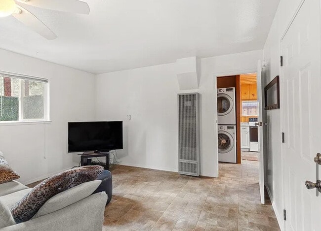 Building Photo - FOR RENT