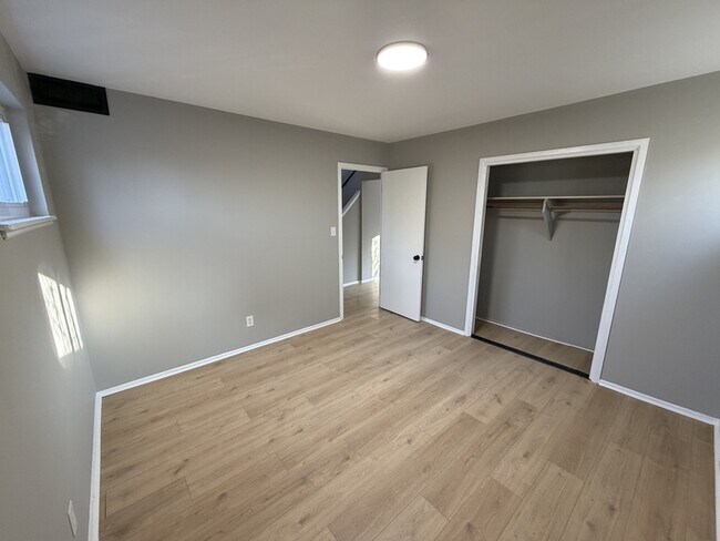 Building Photo - 4300 E 175th St