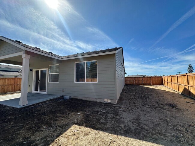 Building Photo - Beautiful Newer Model Home with Open Floor Plan, A/C & Fenced Yard!