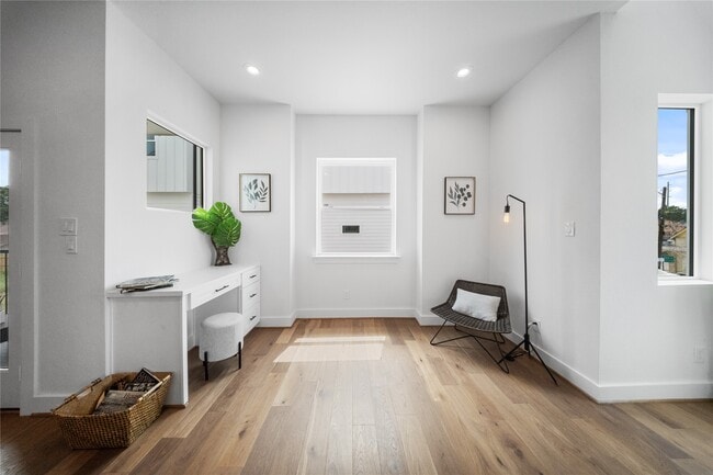 Building Photo - 1122 Hogan St