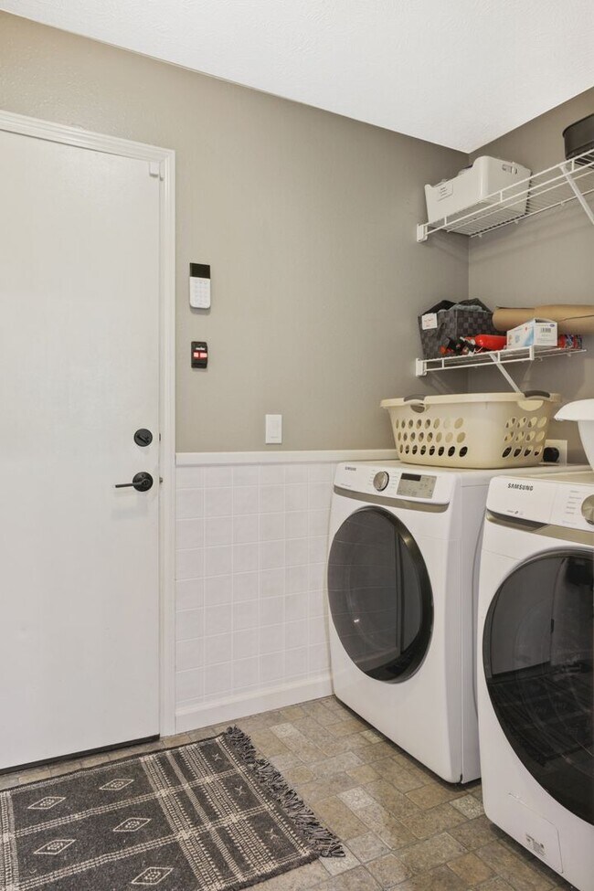 Building Photo - Spacious 4 Bedroom in Millard