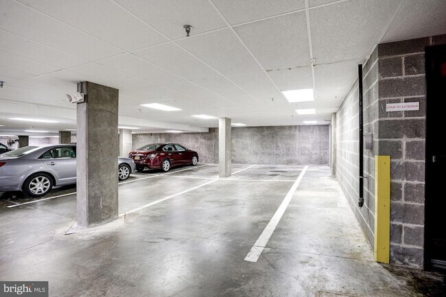 Building Photo - 4950 Brenman Park Dr
