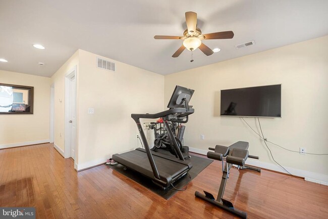 Building Photo - 710 E Howell Ave