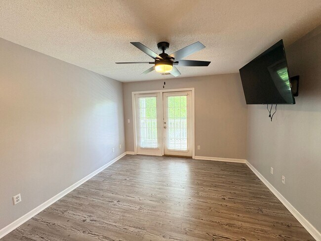 Building Photo - Welcome To The Estates At Westbury