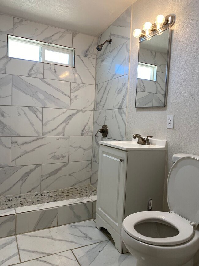 Building Photo - 3 bed  1 bth Available now.. Apply today!
