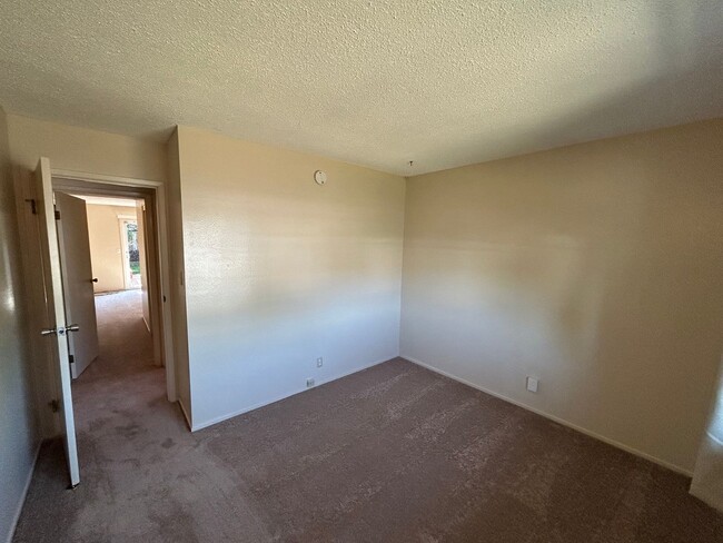 Building Photo - Nice Single Level Home with Attached Garag...