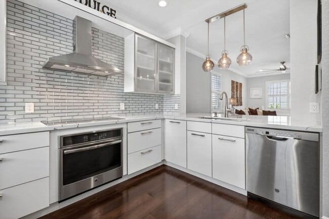 Building Photo - 203 E Thatch Palm Cir