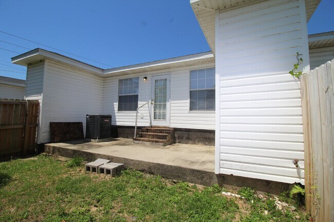 Building Photo - 2BR/2BA End Unit in West Pensacola – Pet F...